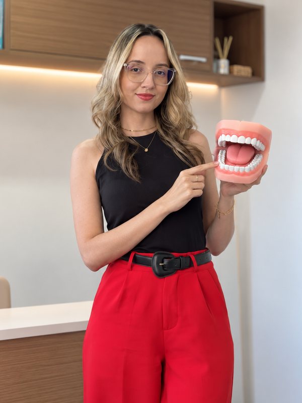 Dra. Sabrina Santos com modelo anatômico da boca