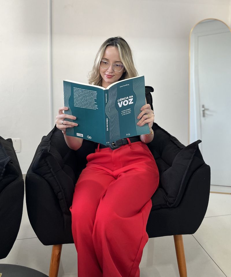 Dra. Sabrina Santos lendo o livro Ciência da Voz