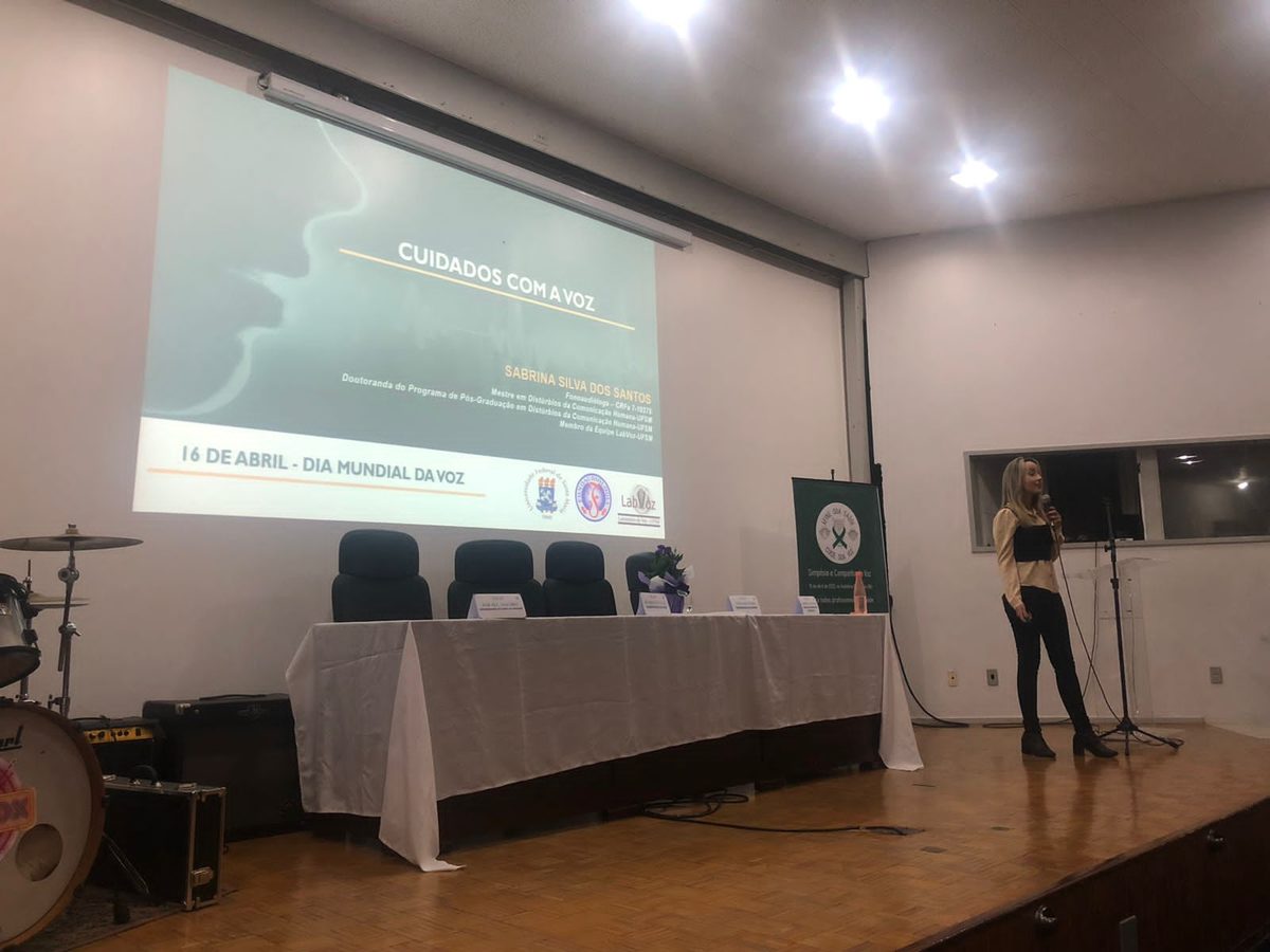 Dra. Sabrina Santos ministrando a palestra Cuidados com a Voz